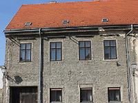 Trg Stjepana Radića 5, Kuća je građena u drugoj polovici 19. stoljeća s elementima arhitekture historicizma, a kasnije je pročelje ukrašeno secesijskim elementima  Kuća je građena u drugoj polovici 19. stoljeća s elementima arhitekture historicizma, a kasnije je pročelje ukrašeno secesijskim elementima. Graditelj ove kuće bio je poznati petrinjski graditelj Bonifacije Cettolo.